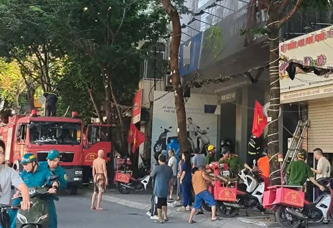chay lon tai cua hang xe may dien tren pho vu tong phan, ha noi hinh anh 1