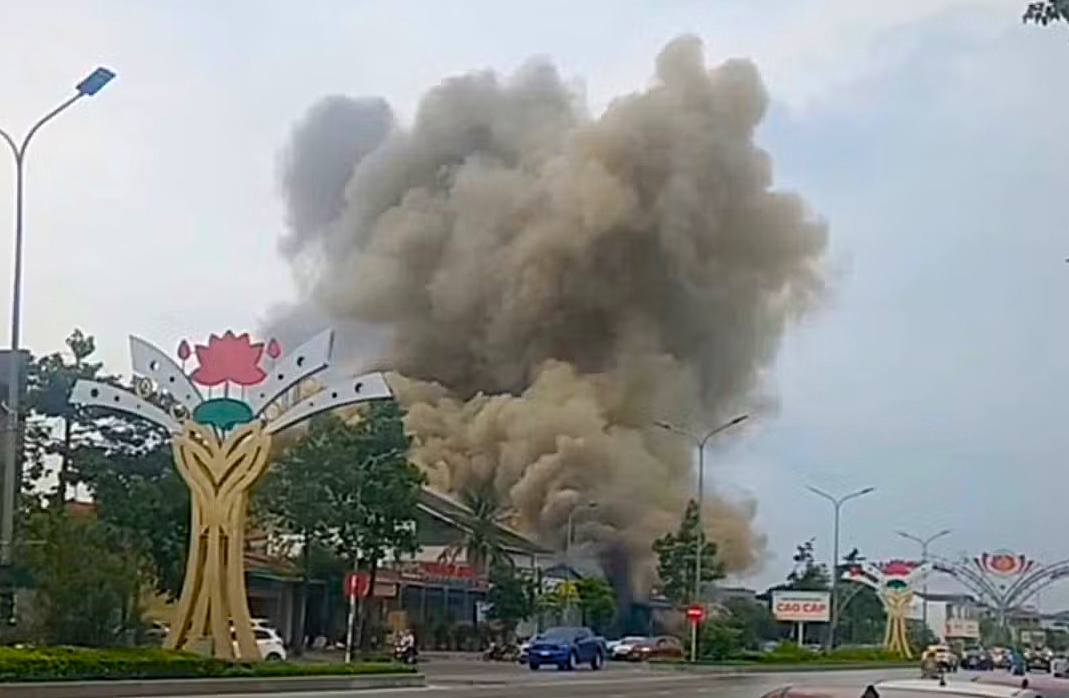 gara o to o nghe an boc chay, mot xe bi thieu rui hinh anh 1