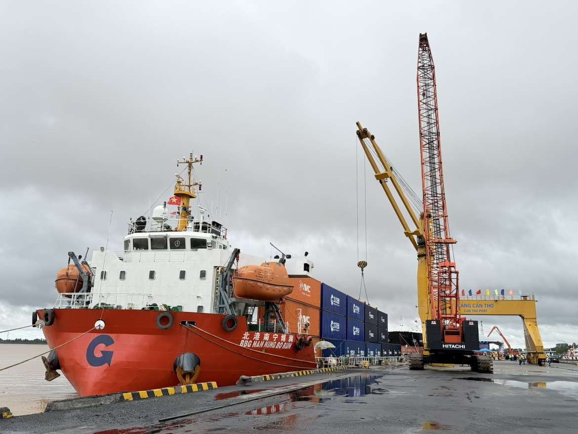 Tàu container đầu tiên từ Nam Ninh đến Cần Thơ qua kênh Bình Lục