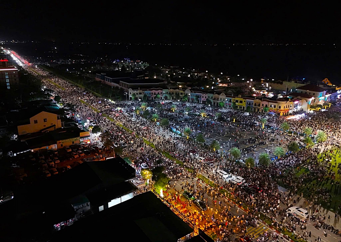 bien nguoi hoa minh vao chuong trinh Am vang to quoc mung quoc khanh tai nghe an hinh anh 2