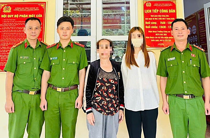 Cô gái Nghệ An trở về đoàn tụ gia đình sau thời gian bị lừa sang nước ngoài
