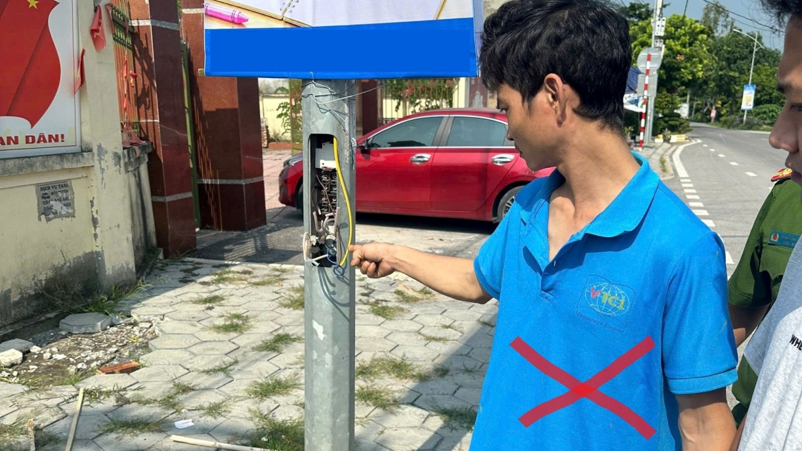 bat giu doi tuong trom cap day cap dien tai 22 cot den duong o hai phong hinh anh 1