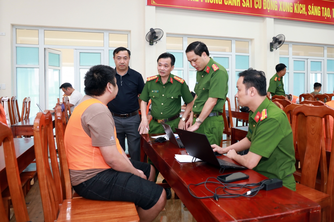 triet pha bang nhom lua dao xuyen quoc gia, chiem doat tien cua hang nghin nguoi hinh anh 2
