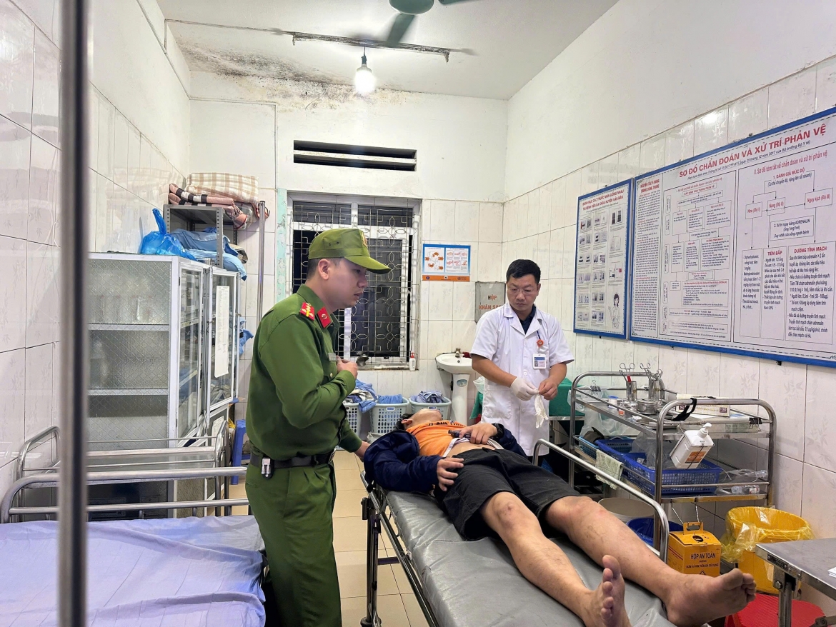 Kịp thời cứu nam thanh niên gặp nạn dưới vực sâu ở Văn Bàn