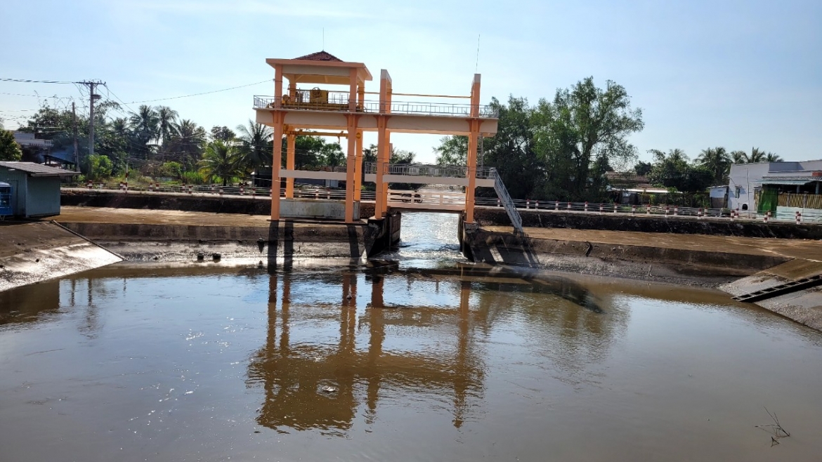 nong dan Dong thap hoi ha bom tat nuoc chong ngap ung sau mua lon hinh anh 4
