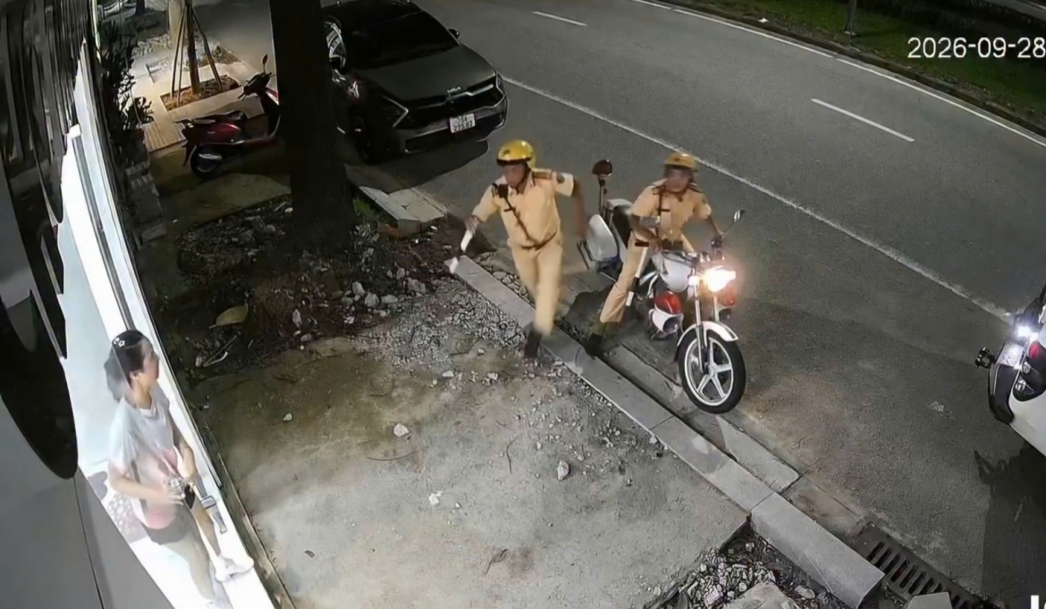 Khen thưởng 2 CSGT Huế kịp thời hỗ trợ cứu người có biểu hiện đột quỵ