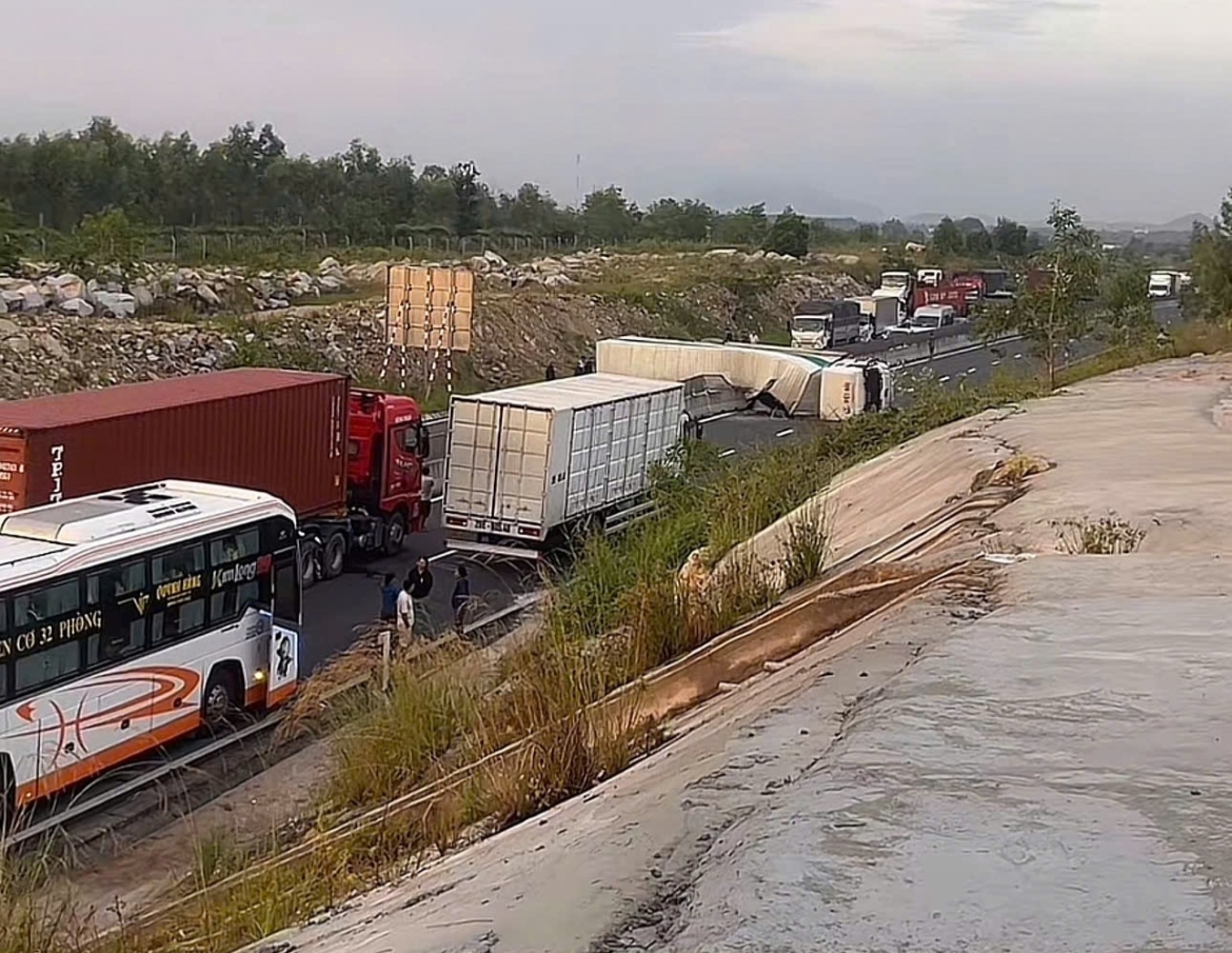 xe tai lat chan ngang 2 chieu cua cao toc vinh hao - phan thiet hinh anh 2