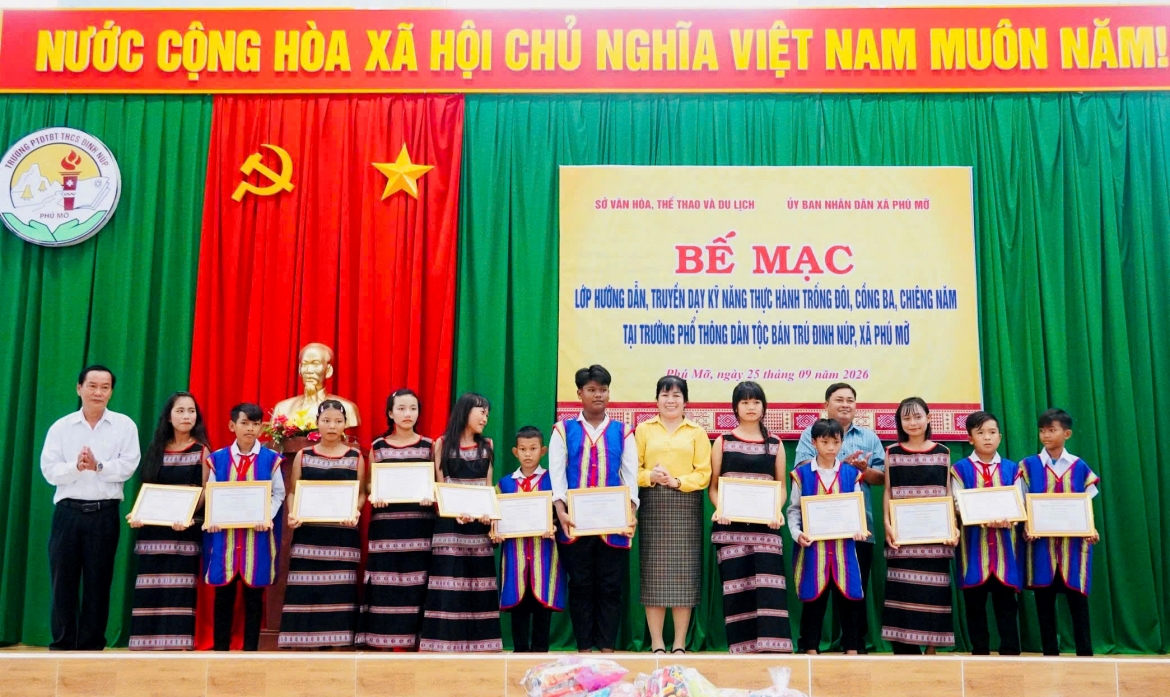Bế giảng lớp truyền dạy trống đôi, cồng ba, chiêng năm tại Đắk Lắk