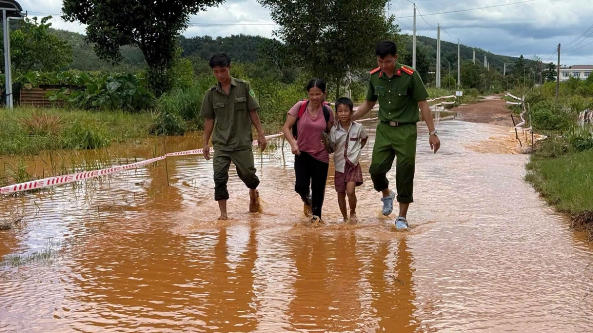 cong an xa o Dong nai giang day canh bao, ho tro hoc sinh qua vung ngap sau hinh anh 4