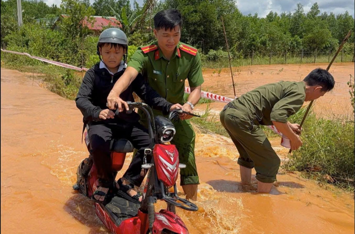 cong an xa o Dong nai giang day canh bao, ho tro hoc sinh qua vung ngap sau hinh anh 3
