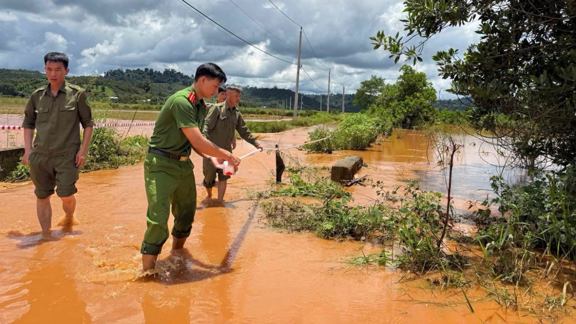 cong an xa o Dong nai giang day canh bao, ho tro hoc sinh qua vung ngap sau hinh anh 1