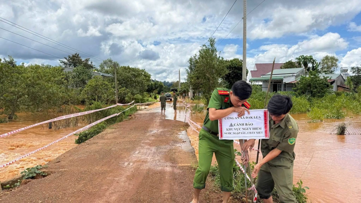 cong an xa o Dong nai giang day canh bao, ho tro hoc sinh qua vung ngap sau hinh anh 2