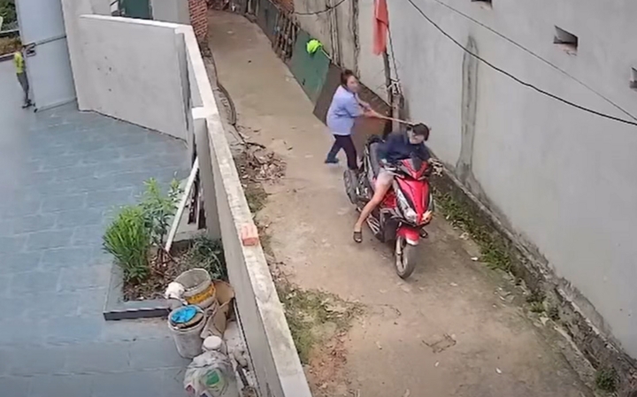 Đánh hàng xóm đến loạng choạng, còn thách thức "tao thần kinh đấy"