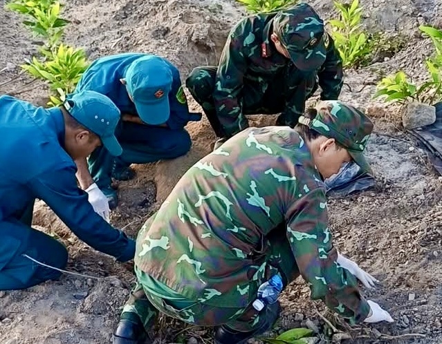 phat hien hai cot liet si khi muc dat trong keo tren nui hinh anh 2