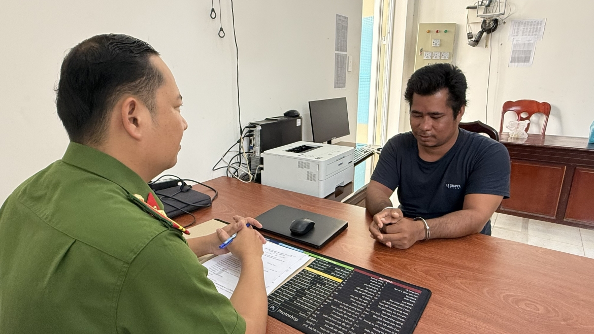 khoi to nguoi dan ong danh me, dam canh sat 113 hinh anh 1