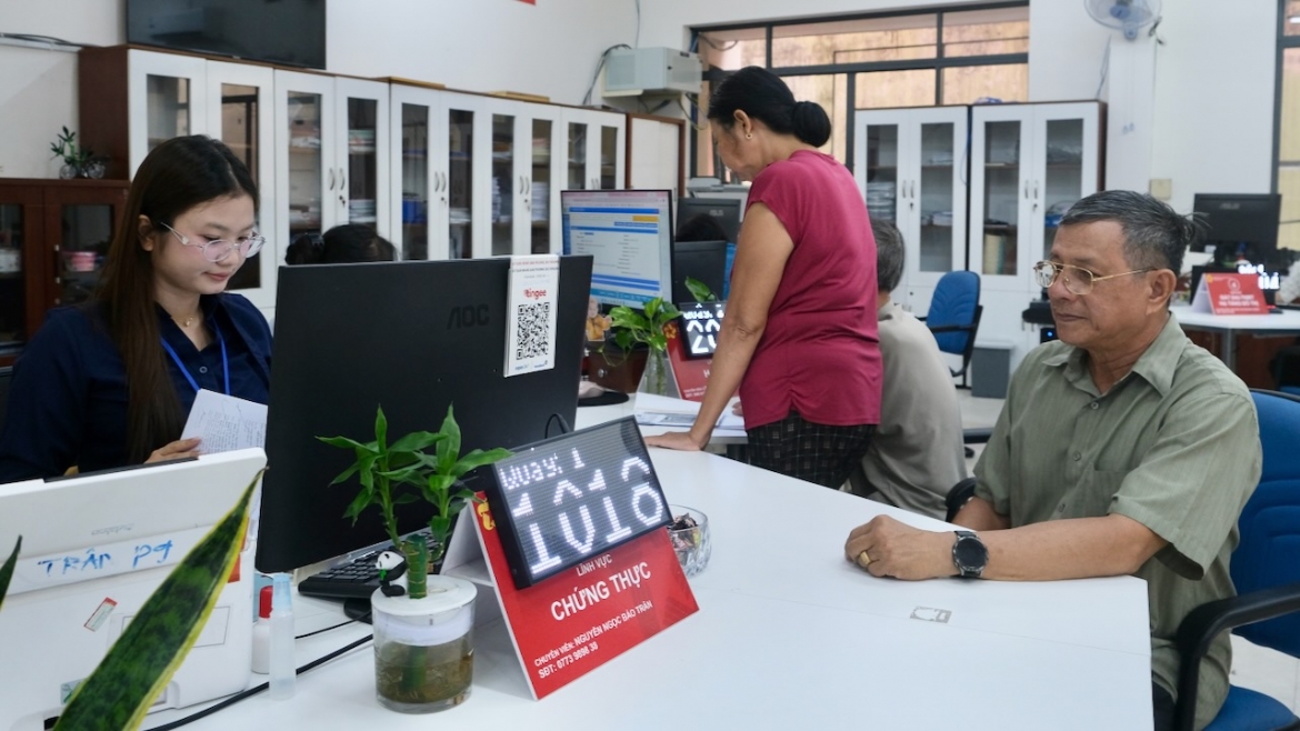 Cử tri TP.HCM băn khoăn việc gợi ý sử dụng dịch vụ xã hội hoá để làm thủ tục nhanh