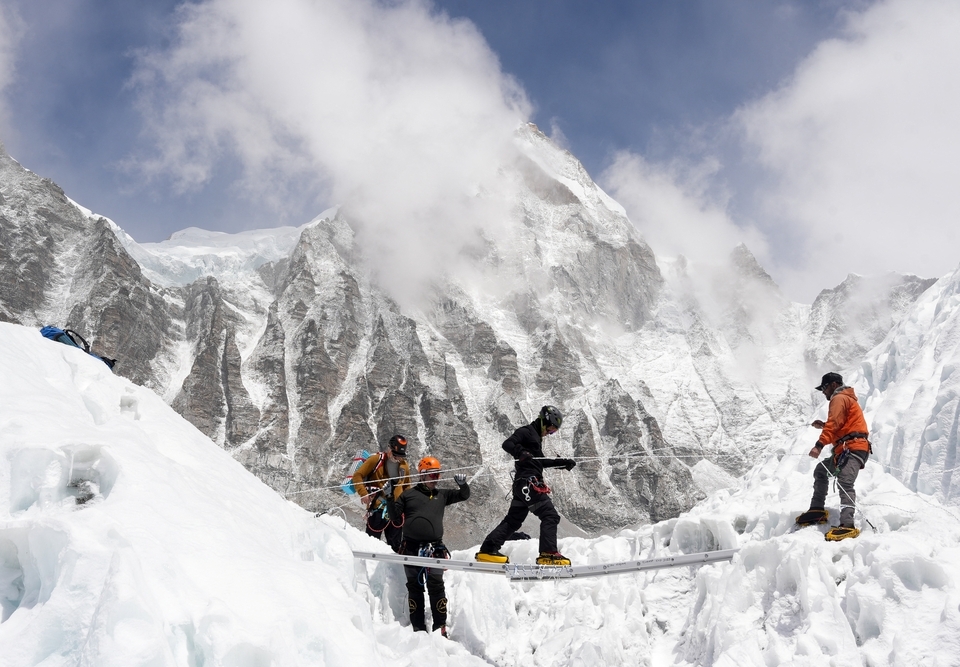 nepal keu goi du khach tro lai himalaya sau lu lut tham khoc hinh anh 1