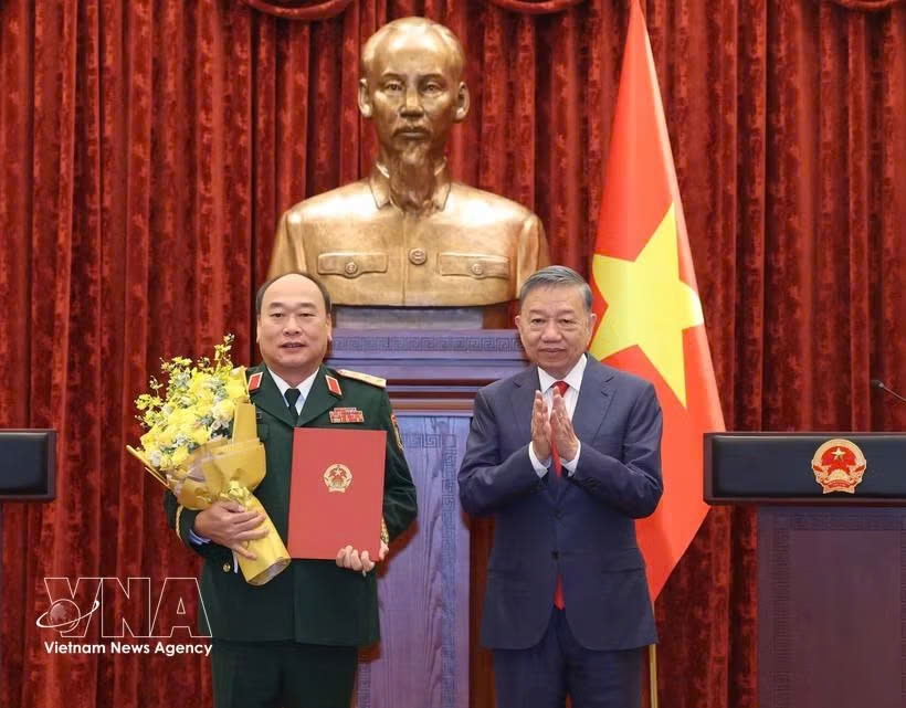 top leader awards senior lieutenant general rank to le quang dao picture 1