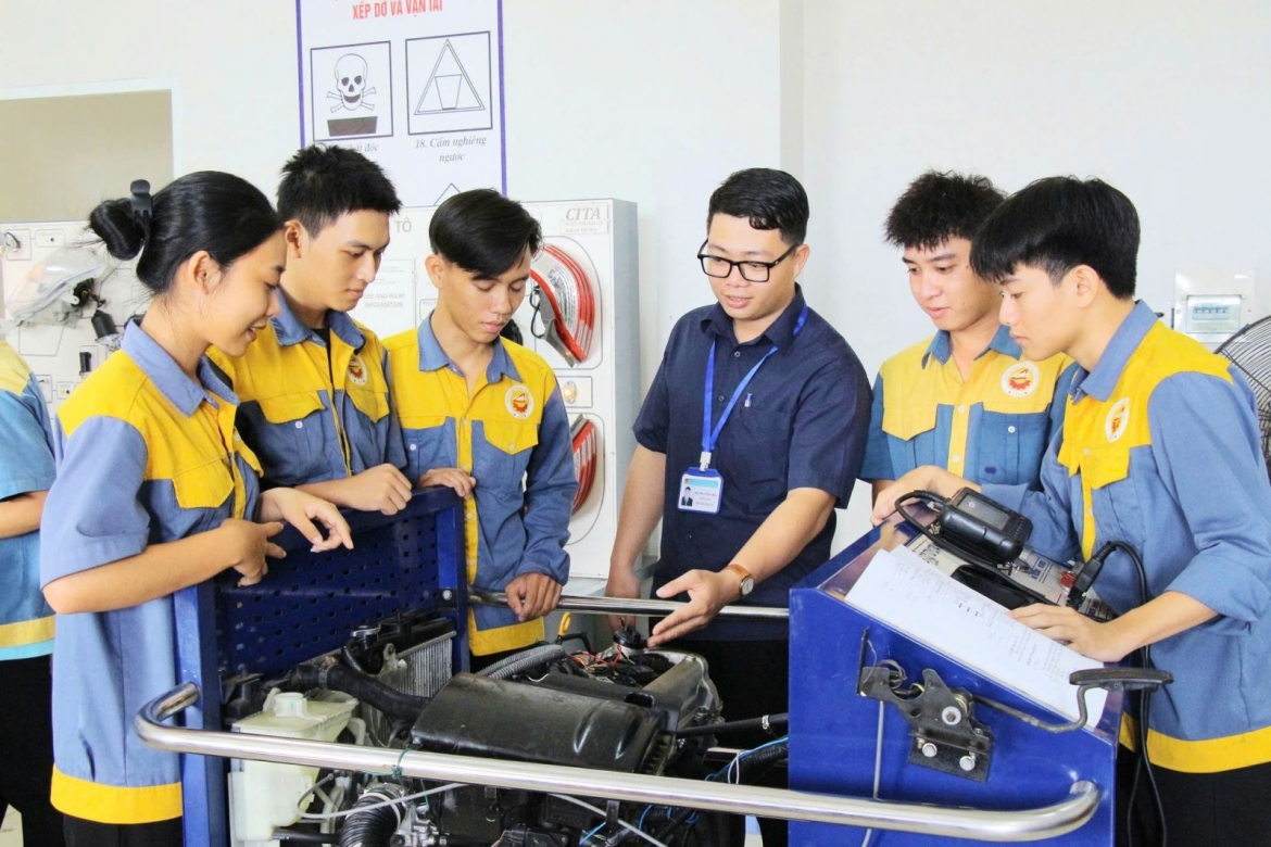 Tuyển sinh nghề: Trường được tuyển vượt 20%, dùng VNeID đối chiếu hồ sơ