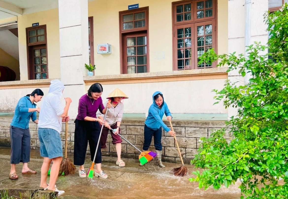 hoc sinh vung ngap lut quang tri tro lai truong sau mua lu hinh anh 2