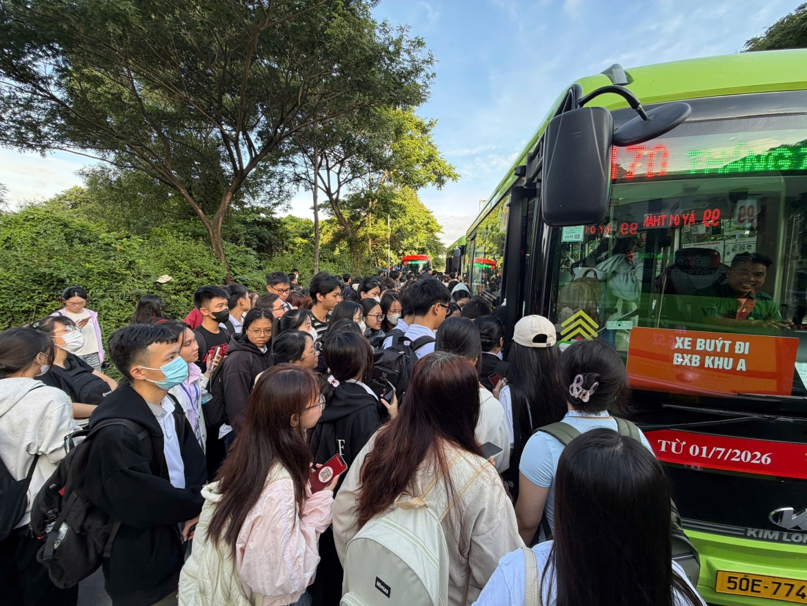 Sinh viên ĐHQG TP.HCM đã bớt chen chúc chờ xe buýt