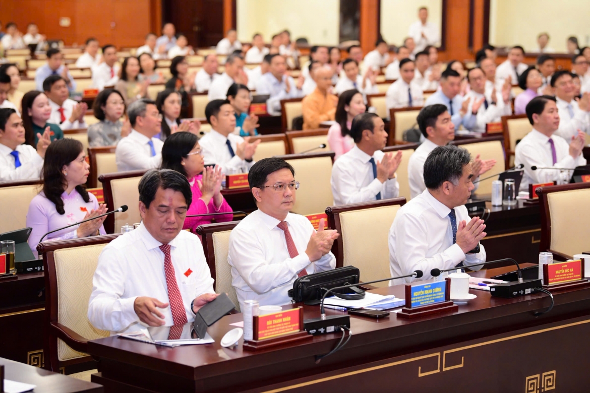 bi thu thanh uy tp.hcm yeu cau cham dut xin y kien long vong giua cac so nganh hinh anh 4