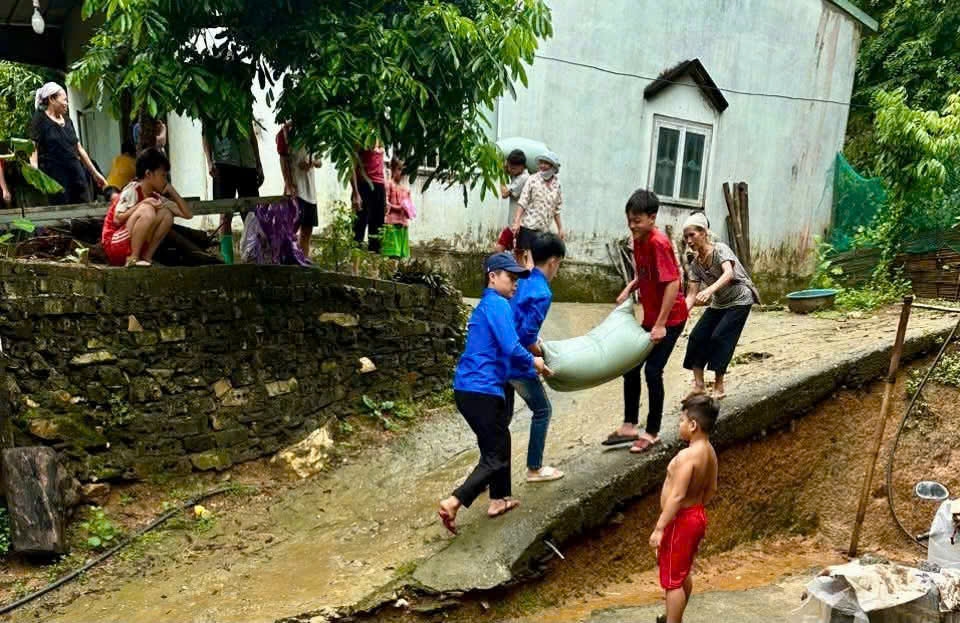bo doi bien phong thanh hoa giup ba con vung ngap lut thu hoach lua, chuyen do dac hinh anh 2