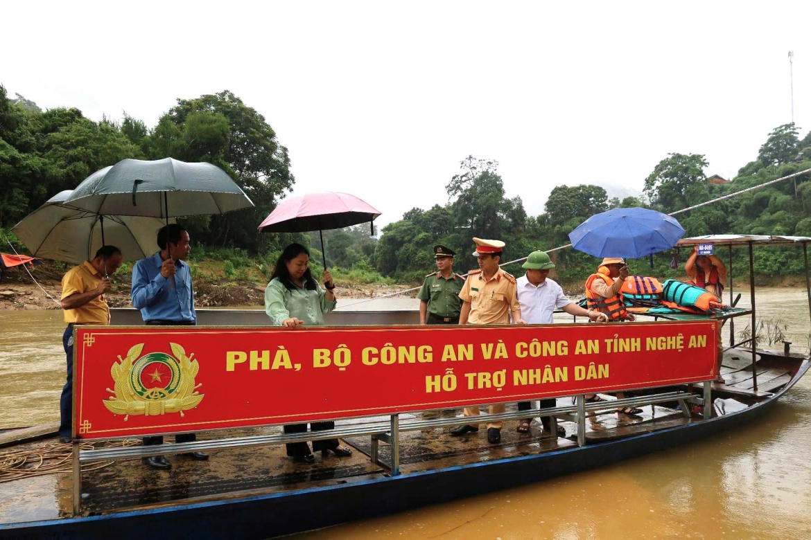 bo cong an tang pha cho nguoi dan xa mien nui nghe an sau khi cau bi lu cuon troi hinh anh 1