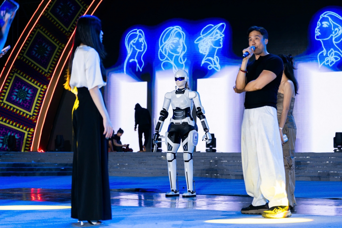 dan nguoi dep thi hoa hau dong dien cung my nhan robot hinh anh 1