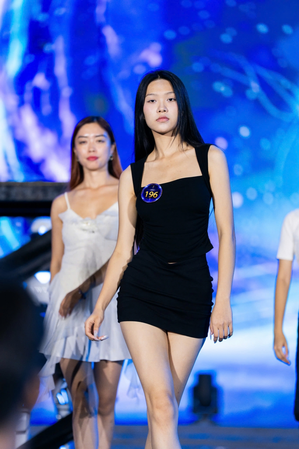 dan nguoi dep thi hoa hau dong dien cung my nhan robot hinh anh 3