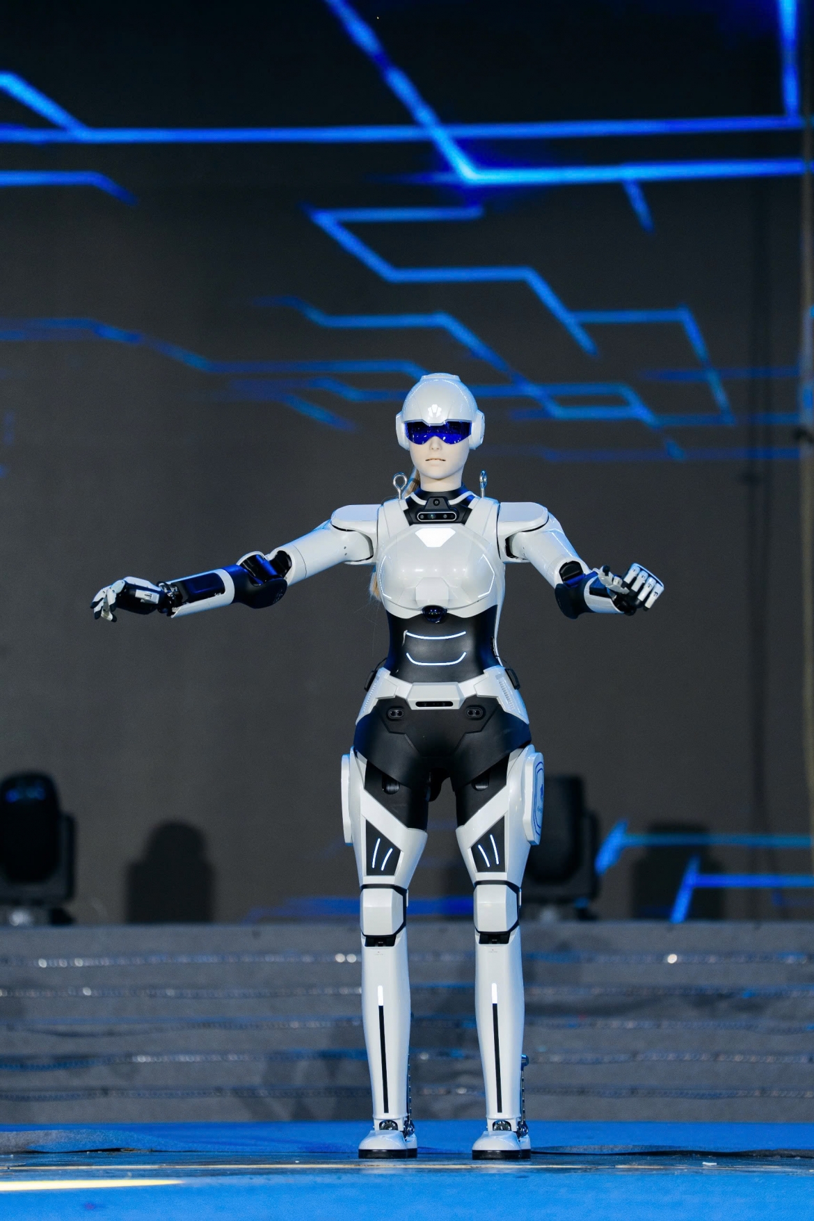 dan nguoi dep thi hoa hau dong dien cung my nhan robot hinh anh 2