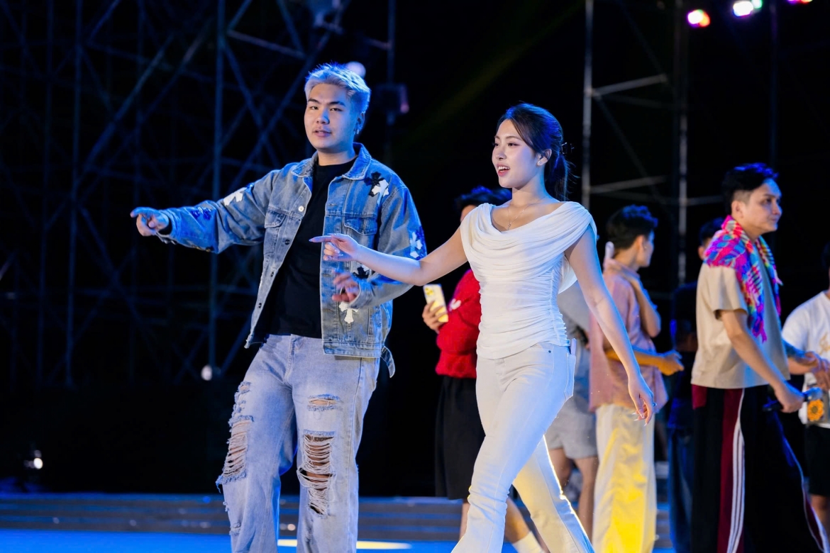 dan nguoi dep thi hoa hau dong dien cung my nhan robot hinh anh 4