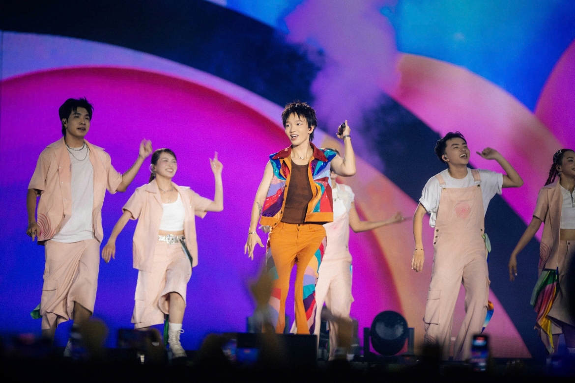 khan gia vo oa truoc dac san cau hon tai concert 11.000 nguoi cua hoang dung hinh anh 4
