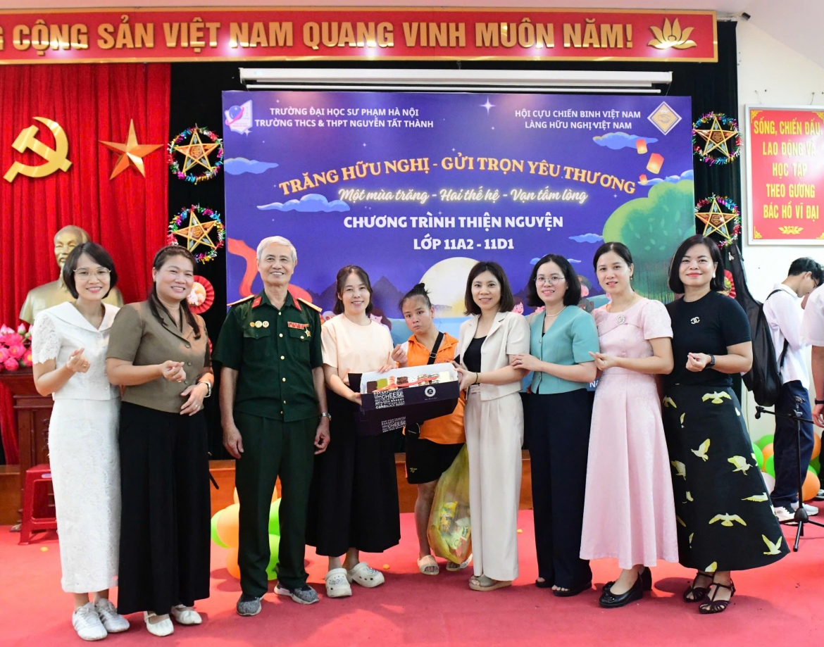 hoc sinh nguyen tat thanh viet tiep cau chuyen tri an tai lang huu nghi hinh anh 6