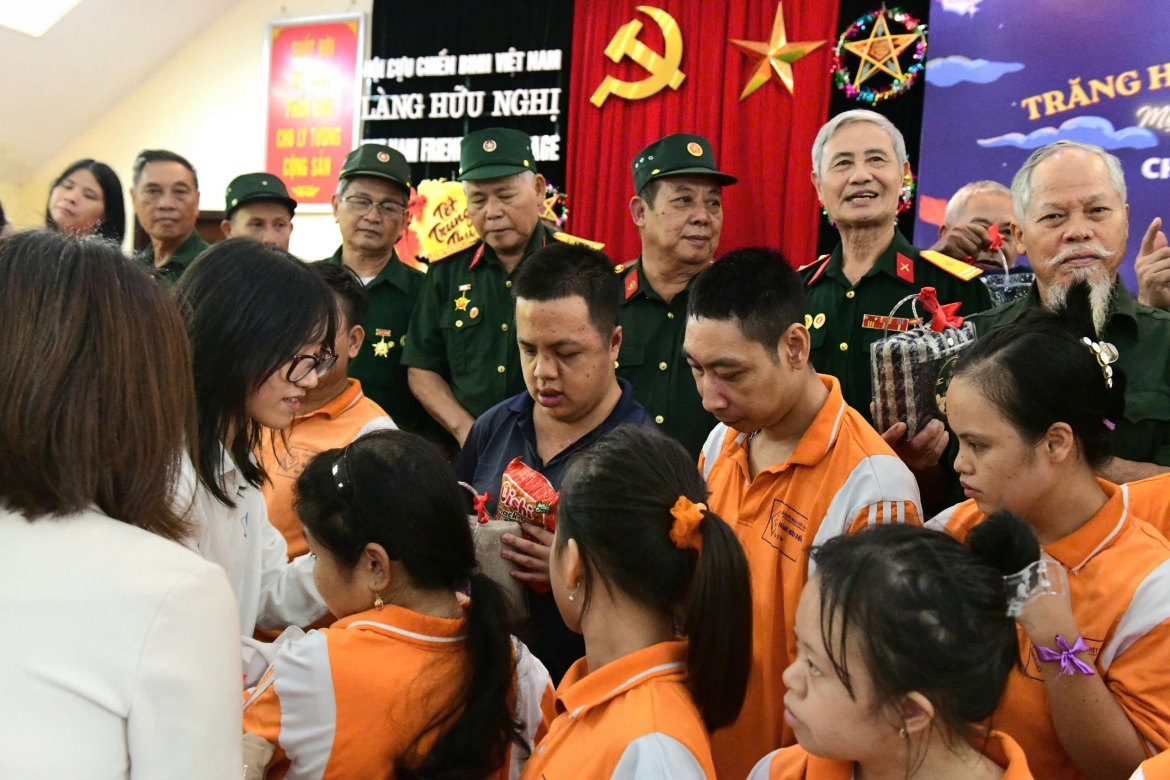 hoc sinh nguyen tat thanh viet tiep cau chuyen tri an tai lang huu nghi hinh anh 5
