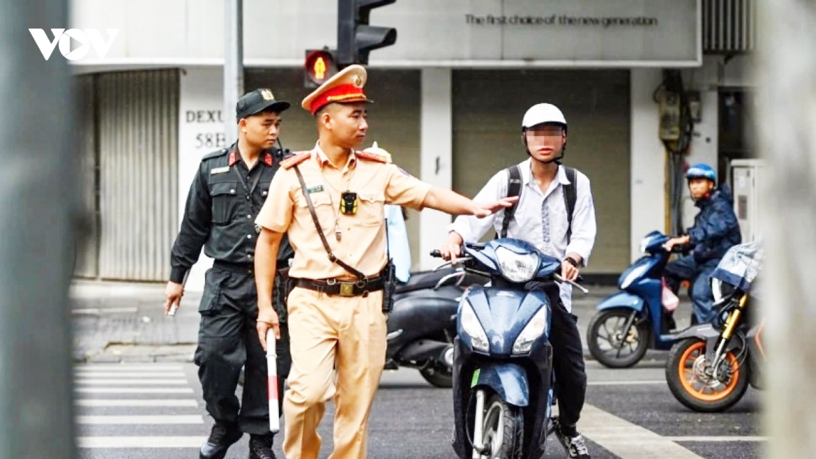 tu 4 9, cong an ha noi dong loat ra quan xu ly hoc sinh vi pham giao thong hinh anh 1