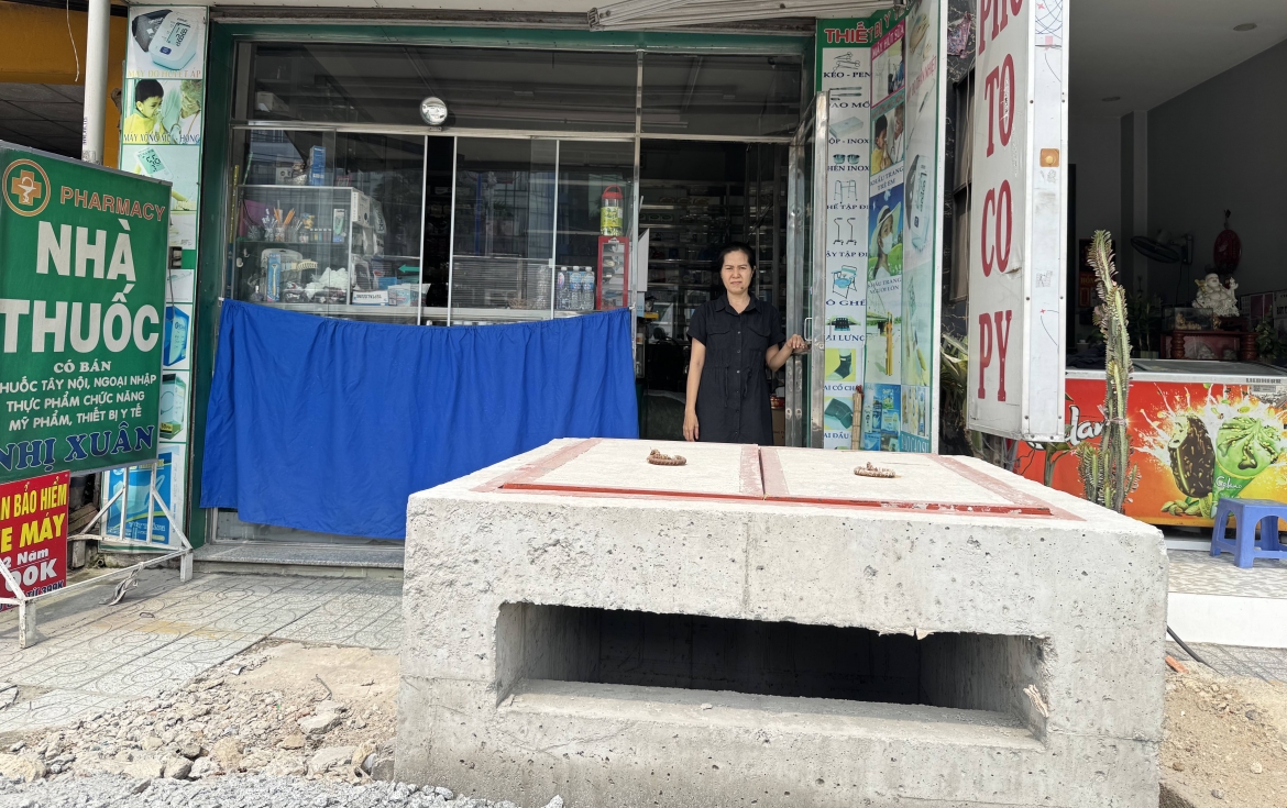 Nhiều hộ dân ven Quốc lộ 13 bức xúc khi nền đường được nâng cao cả mét