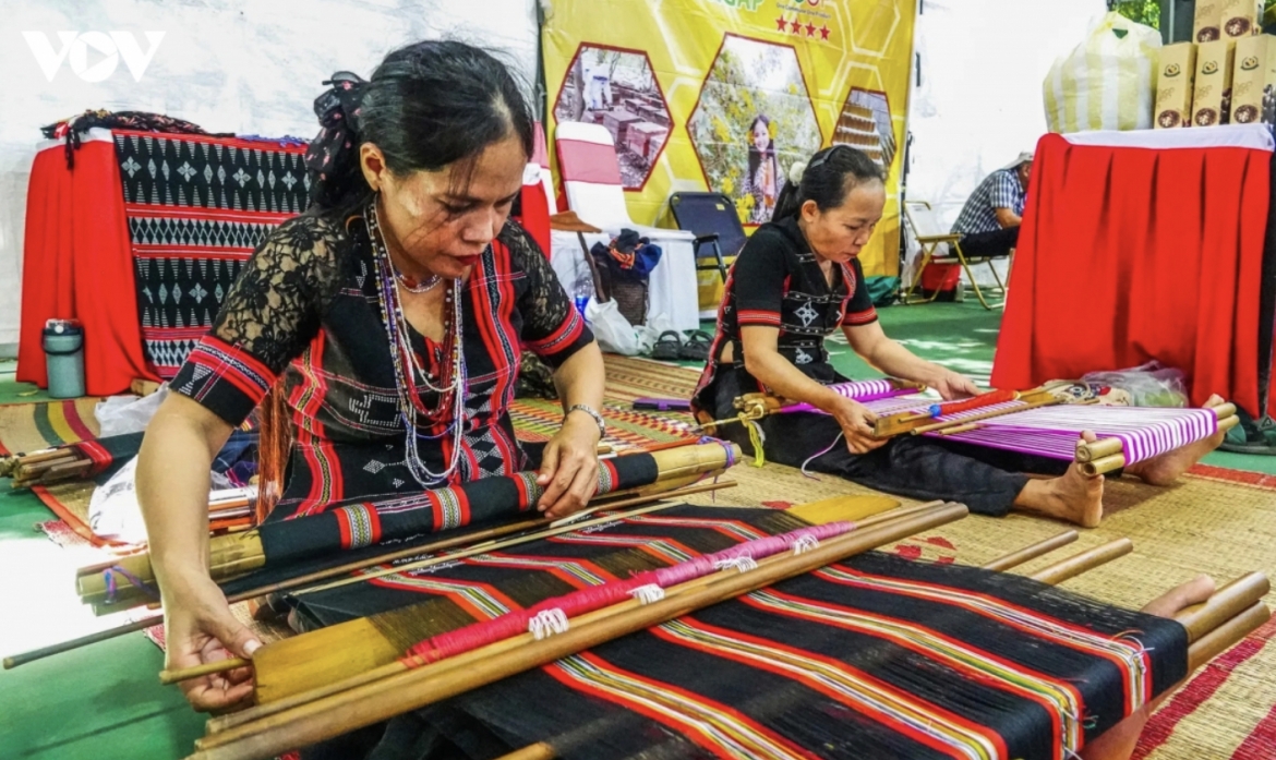 distinctive independence market showcases local culture in da nang picture 4
