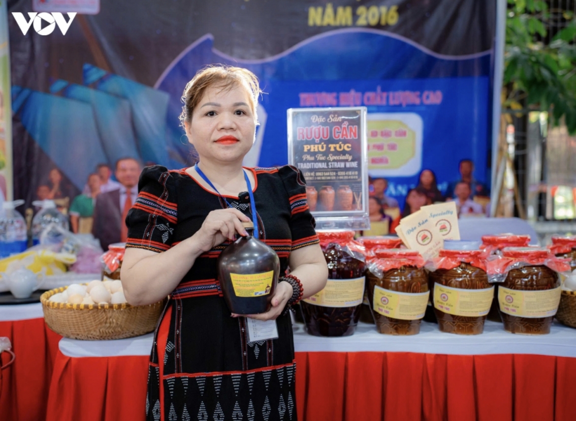 distinctive independence market showcases local culture in da nang picture 5