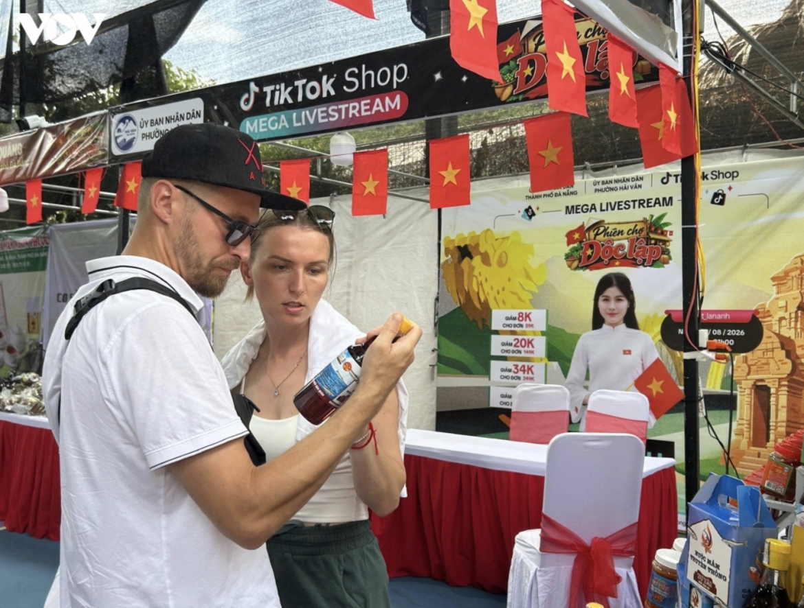 distinctive independence market showcases local culture in da nang picture 6