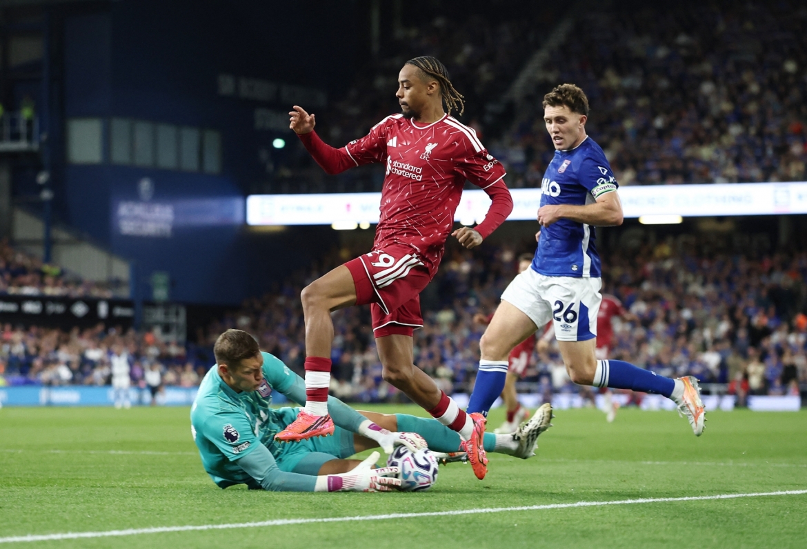 isak lap cu dup, liverpool co chien thang dau tien o ngoai hang anh 2026 2027 hinh anh 1