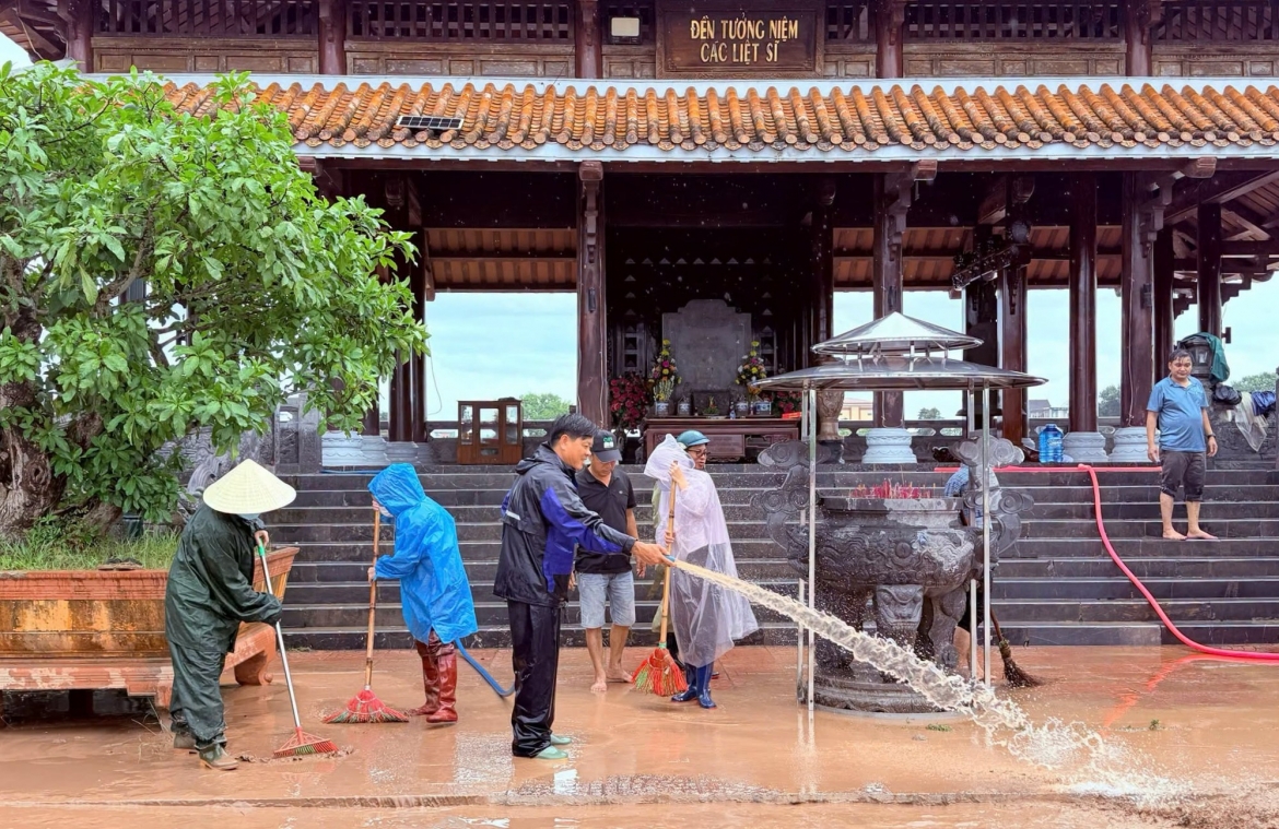 quang tri tap trung khac phuc hau qua mua lu, xu ly cac diem sat lo hinh anh 2