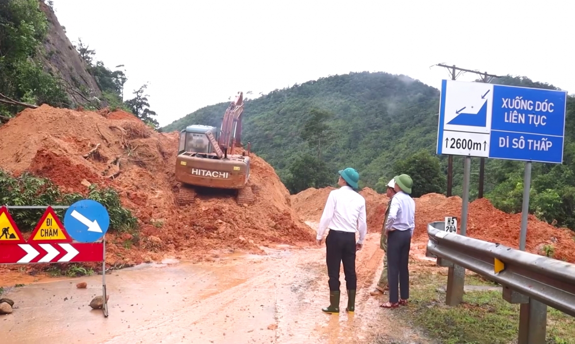 quang tri tap trung khac phuc hau qua mua lu, xu ly cac diem sat lo hinh anh 3