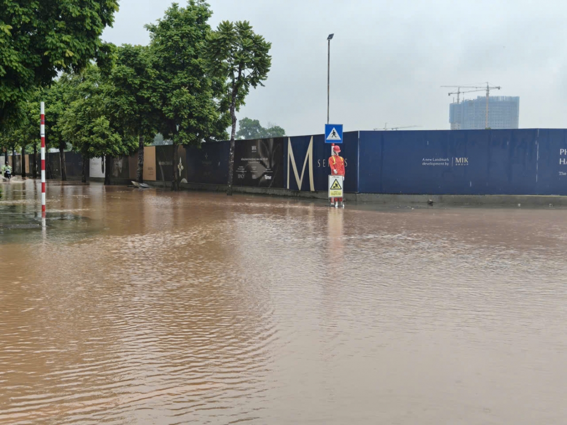mua lon tu dem den sang, nhieu tuyen pho ha noi ngap, tac hinh anh 12