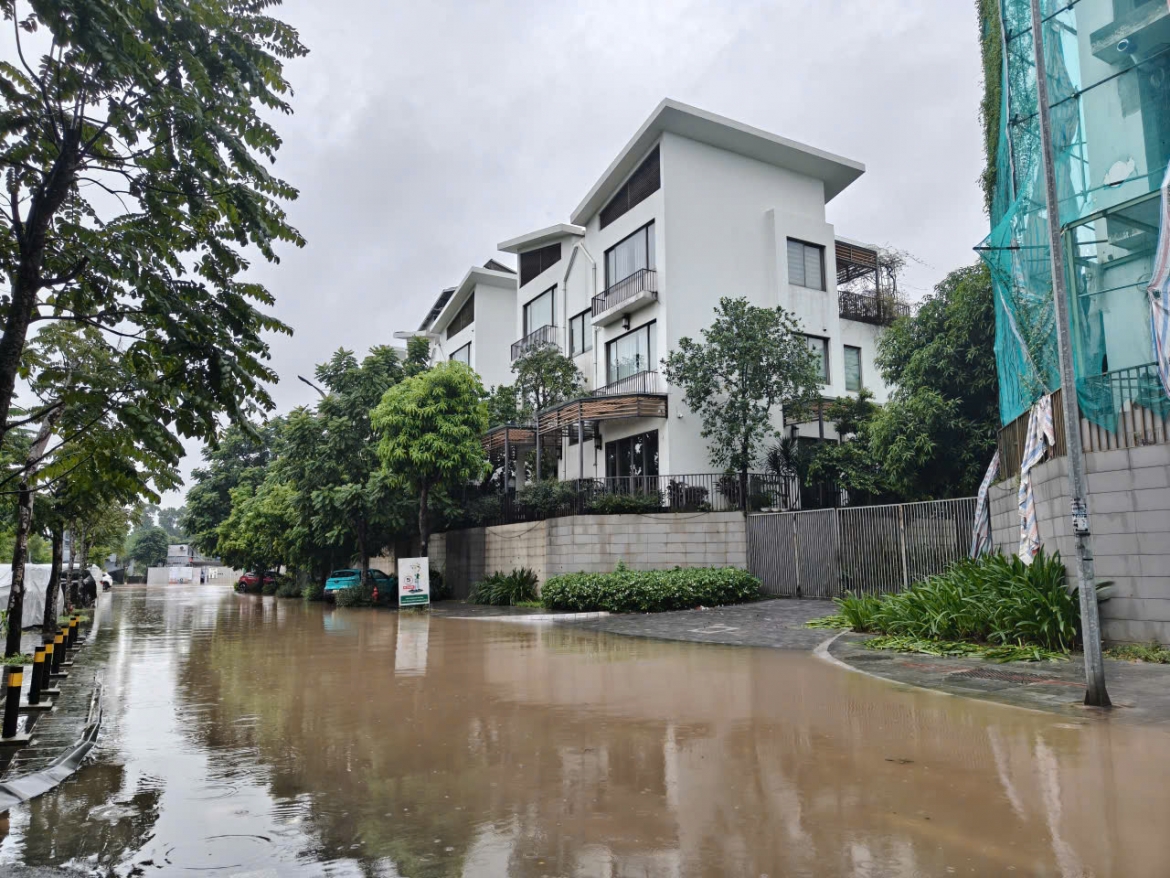 mua lon tu dem den sang, nhieu tuyen pho ha noi ngap, tac hinh anh 13