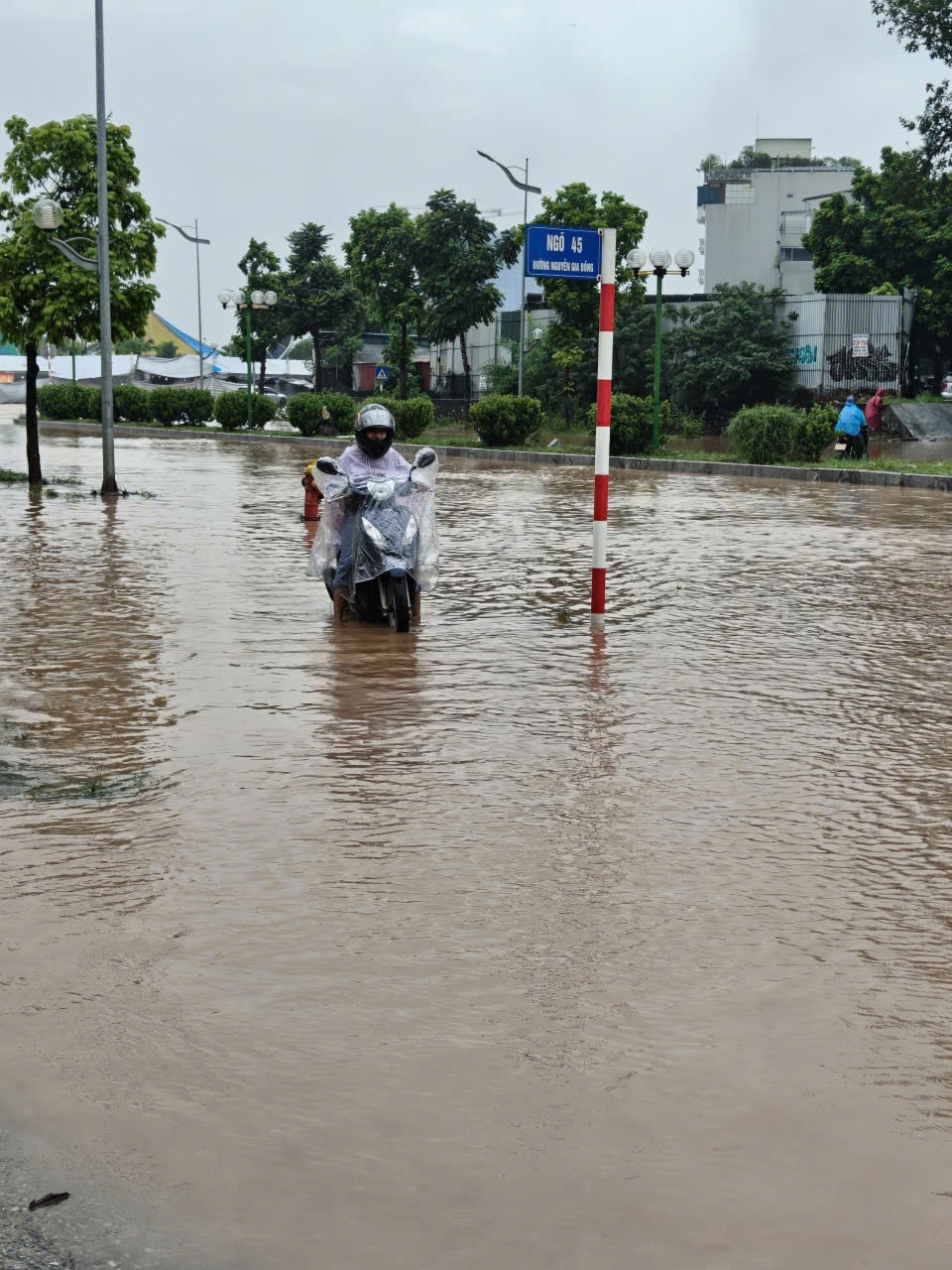 mua lon tu dem den sang, nhieu tuyen pho ha noi ngap, tac hinh anh 14