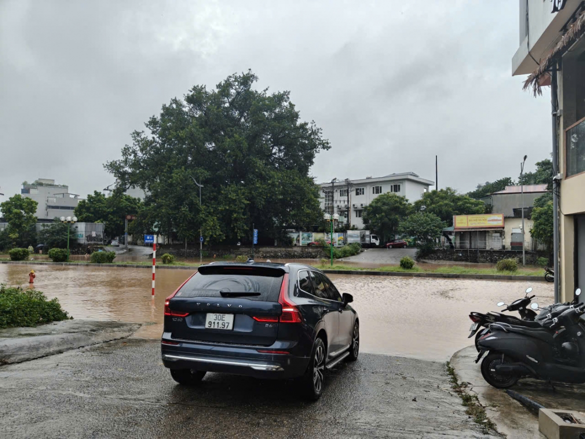 mua lon tu dem den sang, nhieu tuyen pho ha noi ngap, tac hinh anh 15