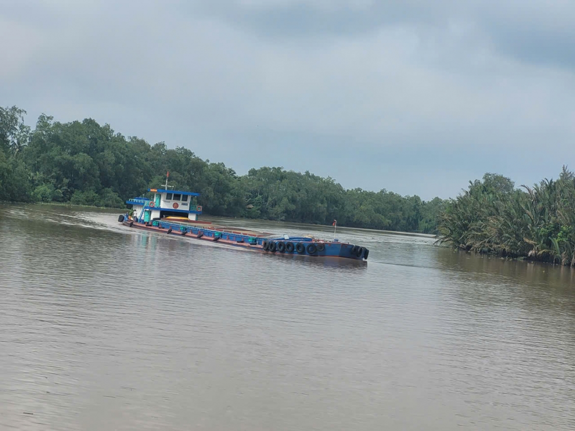 vi sao phuong tien thuy hay mac can o kenh cho gao hinh anh 2