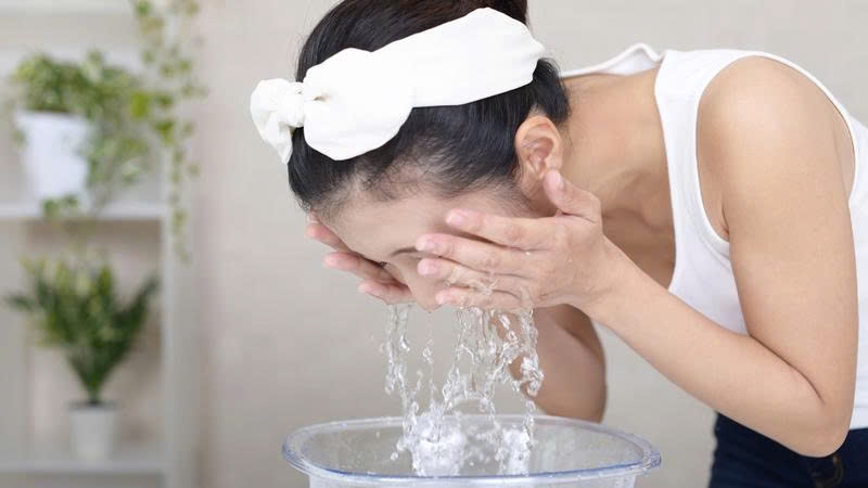 5 thoi quen phu nu tuoi 40 nen lam de da cang min tu nhien hinh anh 1