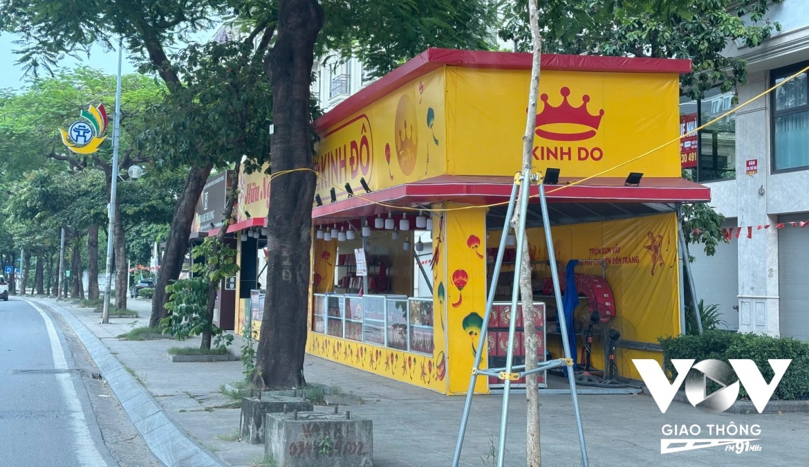 ha noi Diem ban banh trung thu lan chiem via he, gay can tro giao thong hinh anh 3